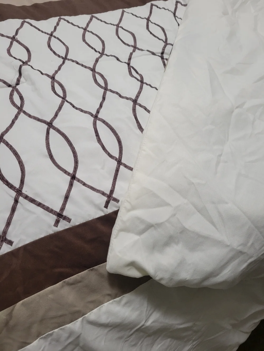 QUEEN COMFORTER - Picture 2 of 8